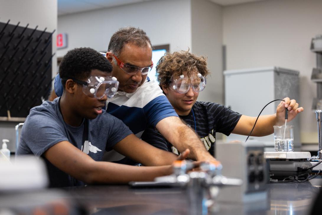 AIM Students in Lab